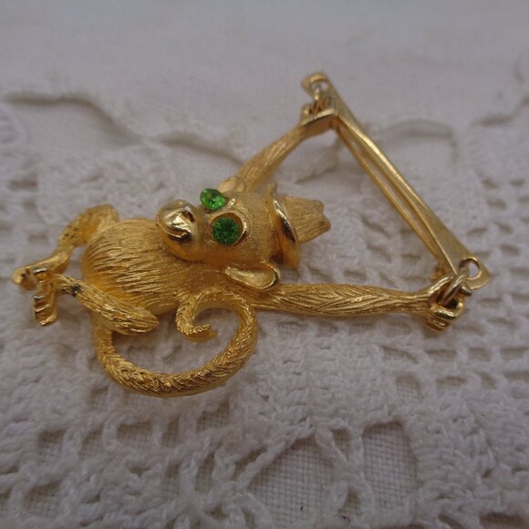 Vintage MANDLE Gold Tone Articulated Swinging MONKEY BROOCH - Picture 3 of 6